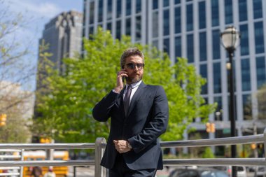 İş adamı İspanyol takım elbiseli bir adam iş görüşmesi için dışarıdaki iletişimi arıyor..