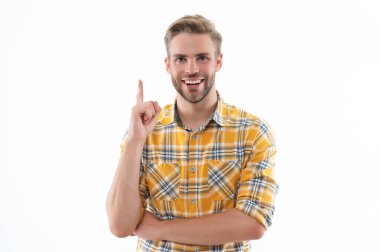 Kafkasyalı sıradan bir adam. Kareli tişörtlü adam beyazda izole edilmiş. Şık saç stili olan şık bir adam. Moda erkek tarzı. Normal erkek stili. Yüz portresi. Fikirden esinlenerek.