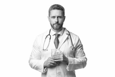 Doktor, tıbbi harcamaların beyaza izole edildiğini gösteriyor. Doktor, stüdyoda tıbbi harcamaları göster. Doktor arka planda tıbbi harcamaları göster. Doktorun fotoğrafı tıbbi harcamaları gösteriyor..