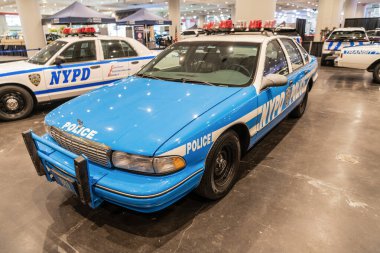 New York City, ABD - 27 Mart 2024: Chevrolet Caprice NYPD polis arabası New York Uluslararası Otomobil Fuarı, köşe manzarası.