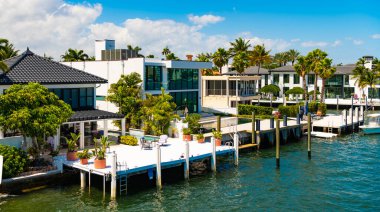 Yaz cennetinde tatil. Yazın lüks bir tatil köyü. Florida 'nın tropikal körfezine git. Tropik cennet tatil beldesinde yaz tatili. Yat iskelesi olan lüks bir yazlık villa. Lüks kaçış..
