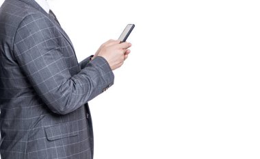 Telefondaki mesajlaşan iş adamı beyazdan izole edilmiş. İş mesajlaşması. İnternet işi. Takım elbiseli bir iş adamı telefon kullanır. İş adamıyla mesajlaşıyorum. İletişim. Kopyalama alanı ile kırpılmış görünüm.