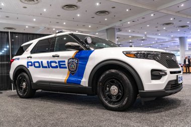 New York City, ABD - 27 Mart 2024: Ford Explorer MTA polis arabası New York Uluslararası Otomobil Fuarı, köşe görüş.