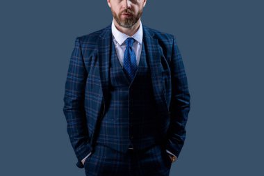 Zarif takım elbiseli bir iş adamı. Gri üzerine kravat takılmış resmi takım elbise ceketi. İş adamı ceketli adam. İş elbisesi. Resmi erkek giyim konsepti. Formalite icabı giyinmiş bir adam. Başarı.