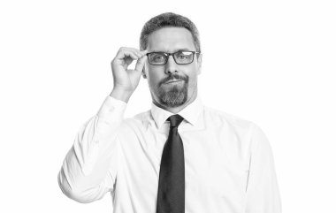 Kibirli adam beyazda soyutlanmış. Stüdyoda küstah adam. Arka plandaki kibirli adam. Gözlüklü kibirli bir adamın fotoğrafı..