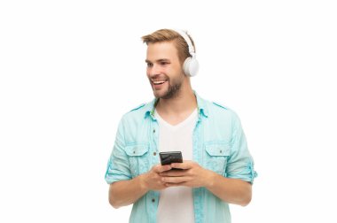 Beyazlar içinde izole edilmiş akıllı telefon uygulaması kullanan adam. Telefonla müzik dinlemek. Müzik yaşam tarzı. Ses çalma listesi. Kulaklıklı adam. Kulaklıklı adam telefonda mp3 çalma listesini seçiyor. Çevrimiçi günlük.