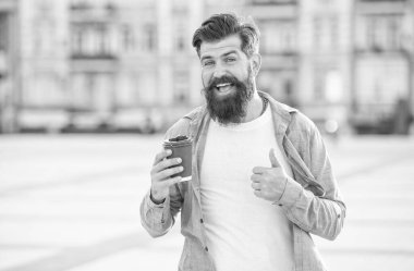 Dışarıda kahve ikram eden adam, başparmağını kaldır. Sokakta kahve ikram eden adam. Kahve ikram eden adamın fotoğrafı. Dışarıda kahve ikram eden adam..