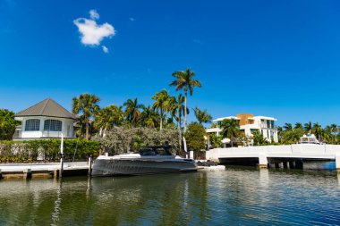 Yatı olan lüks bir villa. Lüks yaz tatili. Yaz tatilini rahatlatmak için bir villa. Modern özel yat. Villada yaz tatili için rüya gibi bir yer. Lüks konaklama yeri.