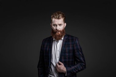 Karizmatik sakallı, özel dikim ceketli, resmi tarzda, gri sakallı adam..