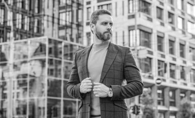 Ceketli, beyaz bir erkeğin zarif bir fotoğrafı. Beyaz adam tarzı açık hava. Sokakta beyaz adam stili. Kafkasyalı erkek tarzı dışarıda..