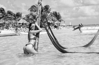 İstikamet yaz plajı, dinlenen genç kız için. Kız için varış yerinin fotoğrafı. Kızlar için varış noktası yaz plajı. Sudaki kız için yaz plajı.