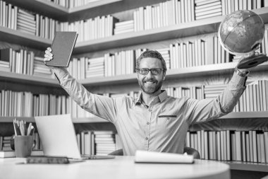 Yükseköğretim bilgisayarında okul milenyum öğretmeniyle çevrimiçi uzaktan eğitim almak..