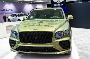 New York City, ABD - 27 Mart 2024: Bentley Bentayga yeşil lüks akortlu araba New York Uluslararası Otomobil Fuarı, ön manzara.