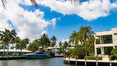 Yat teknesiyle Bay Harbor 'a demir atmış bir yaz tatili..