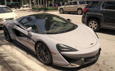 Miami Beach, Florida ABD - 15 Nisan 2021: beyaz Mclaren 570 üstü açık spor araba, ön köşe manzaralı yüksek açı.