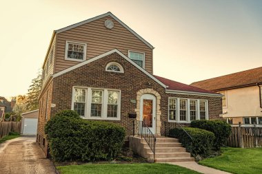 Banliyö ev mimarisi. Modern yazlık ev. Mimarlık konsepti. Mahalledeki bir mülk. Emlak ve emlak sigortası. mülkiyet ve mimarlık. konut. kira evi.