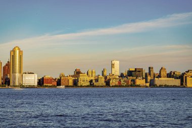 Manhattan ve Hudson River şehir merkezinde. Metropolitan şehir manzarası. New York şehir merkezi. Manhattan gün batımında ufuk çizgisi. New York şehri. New York 'un gökdelen binası. Ufuk çizgisindeki küçük şehir mimarisi.