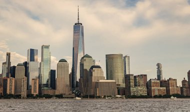 Manhattan silueti. New York şehri. New York 'un gökdelen binası. Kentsel mimari. Manhattan ve Hudson River şehir merkezinde. Metropolitan şehri. Büyük şehir manzarası. New York şehir merkezi. NYC silüeti.