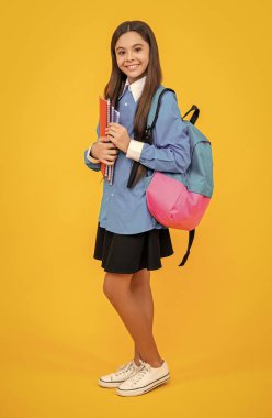 Okulda ders çalış. Okula dönüyorum. Bilgi ve eğitim. Üniversiteli kız. Genç kız yüksek eğitim alıyor. Okulda eğitim. Ergen kız çalışma kitabını tutuyor. Okulda çalışmaya hazır mısın?.