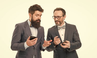 Mali göstergeler çevrimiçi. İş adamları modern teknolojiden faydalanıyor. Çevrimiçi finans. İnternetten al ve sat. Mobil uygulama akıllı telefonu. Çevrimiçi bankacılık hizmeti kavramı.