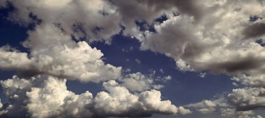 Bulutlu gökyüzü. Bulutlu gökyüzü arka planı. Gökyüzü arkaplanı bulutlu. Gökyüzünde bir bulut. Bulutlu arka plan. Bulutlu kasvetli bir gökyüzü. gökyüzü ve bulutlu manzara.