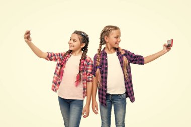 Gönüllü dostluk özçekimi. Okul çocukları selfie çekiyor. Kızlar, çocuklar selfie çekiyor. Okul arkadaşları selfie ile eğlenceyi yakalar. Arkadaşlık kavramı. Destekleyici okul arkadaşlığı.