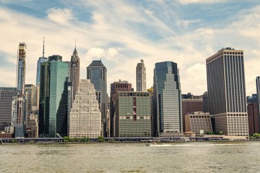 Şehir merkezindeki modern gökdelen binası. Manhattan 'ın gökdeleni. Manhattan 'ın gökdelen silueti. Yapısal başyapıt. Şehir manzarası silüeti. New York şehri. New York şehir mimarisi.