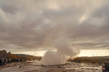 Geysir, İzlanda - 15 Ekim 2017: Strokkur doğa gayzeriyle insanlar seyahat ediyor.