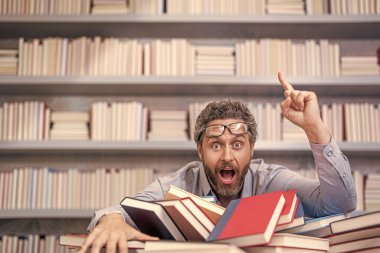 Okul kütüphanesindeki kitap kurdu ineği. Üniversite profesörü öğrenme ve öğrenme. Okul eğitimi. Okula dönüyorum. Kitaplı üniversite eğitimi. Okul öğretmeni eğitimi sever. Yeni mükemmel fikir.