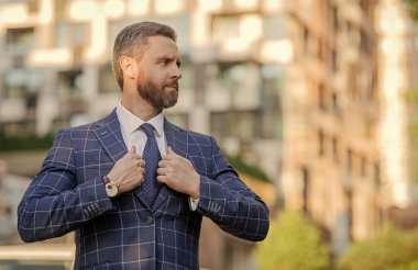 Resmi ceketli CEO. Kafkas CEO 'su dışarıda bekliyor. Profesyonel Giyim Müdürü. Yetişkin ceo açık hava.