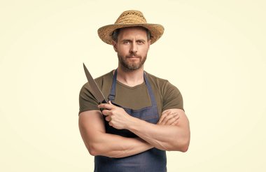 Önlüklü ve şapkalı adam bıçağı beyaz arka planda izole edilmiş..