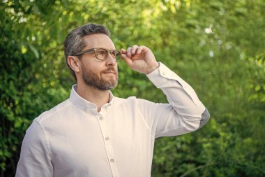 Gözlüklü yakışıklı profesyonel adam doğal arka plan, görme yeteneği....