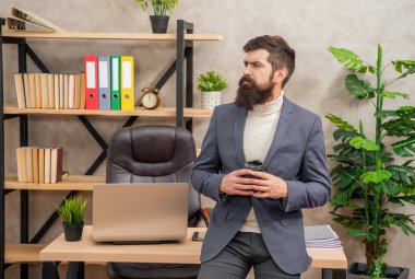 Ofis işi sırasında kahve molası veren düşünceli işadamı,.