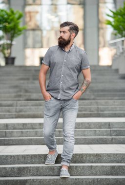 Sakallı hippi aşağıda yürüyor. Sakallı bir hippi. Kafkasyalı hippi açık havada.