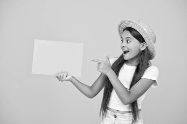Şaşırmış genç kız boş reklam kağıdında fotokopi alanı ile işaret ediyor..