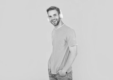 Müzik aşığı. Müzik dinle. Kablosuz cihaz aksesuarı. Yeni teknoloji. Modern kulaklıklı mutlu adam. Online eğitim. Okula dönüyorum. Kulaklıklı genç adam..