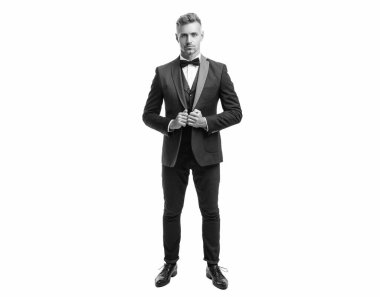 Smokinli resmi adam beyaz arka planda izole edilmiş. tam uzunluk.