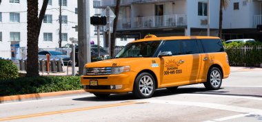 Miami Beach, Florida USA - 14 Nisan 2021: Ford Sunshine taksi, köşe manzaralı. Sarı Büyükelçi.