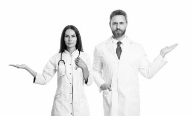 Doktor kardiyolog ve steteskop ürünü sunan hemşire. Kardiyolog doktor ve hemşire beyazı izole etmiş. Kardiyolog doktor ve hemşire. Kardiyolog ve hemşire beyaz önlük giyerler..