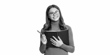 Beyazlara izole edilmiş günlük yazan mutlu genç kız eğitimi. Günlük yazan genç kız eğitimi. Okula dönüyorum. Stüdyoda genç kız eğitim günlüğü yazıyor. Genç kız eğitim günlüğü.