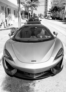 Los Angeles, Kaliforniya ABD - 13 Nisan 2021: Silver Grey McLaren Otomotiv Şirketi 570 'lerin lüks spor araba süperotomobili. ön görünüm.