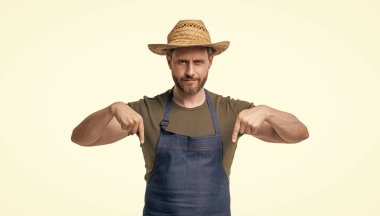 Şapkalı ve önlüklü Kafkas tarımcısı beyaz arka planda izole edildi.