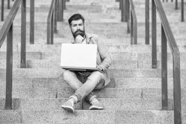 Düşünceli serbest çalışan adamın dışarıda online bilgisayarı var. Serbest çalışan bir adamın sokakta bilgisayar bağlantısı var. Dizüstü bilgisayarı olan serbest çalışan bir adam. Serbest çalışan adamın çevrimiçi bilgisayarı var.