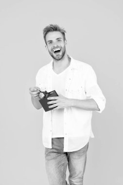 Beyazlar içinde yalnız ve mutlu bir adam. Stüdyoda yetenekli bir adam. Arkaplanda yeteneği olan bir adam. Hediye kutusu olan adamın fotoğrafı..