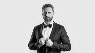 Stüdyodaki smokinlinin yüzü. Smokin giyen bir adamın fotoğrafı. Adam smokin resmi takım elbise giyiyor. Smokinli adam beyaz arka planda izole edilmiş..