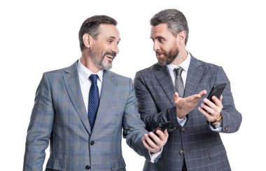 Mesajlaşan iki işadamı e-postaları kontrol ediyor. Telefondaki mesajları okuyan iş adamları beyazdan izole edilmiş. İş mesajlaşması. İnternet üzerinden iş mesajlaşması. Takım elbiseli iş adamları telefon kullanır. Faiz oranı.