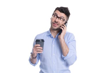Telefon var. İş adamı iletişim için telefonu kullanıyor. Kahveli bir iş adamı beyazın üstüne izole edilmiş. Kahve molası. İş iletişimi. Adam iş konuşuyor. Şeffaf iletişim.