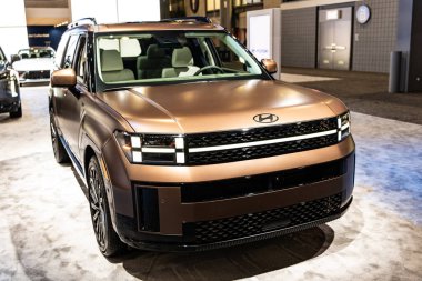 New York City, ABD - 28 Mart 2024: Hyundai Santa Fe SUV mat araba New York Uluslararası Otomobil Fuarı, ön köşe manzaralı.