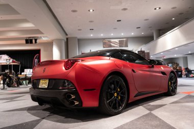 New York, ABD - 27 Mart 2024: Ferrari California Roadster kırmızı araba New York Uluslararası Otomobil Fuarı, köşe manzara.