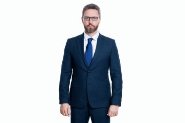 İş liderliği ve başarı. İşadamı lider koltuğunda. İş başarısı. Profesyonel lider CEO. Resmi takım elbise giyen bir iş adamı. Takım elbiseli adam liderliği temsil ediyor..